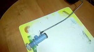 Клапан подачи воды в бачок унитаза старого образца с боковой подачей воды.