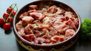 Шашлык в пиве из свинины мягкий и сочный на мангале