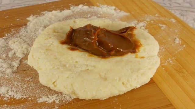 Творожные булочки с вареной сгущенкой