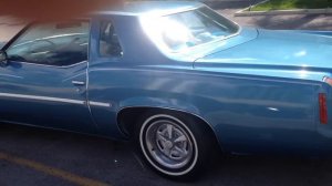 Pontiac ретро автомобиль встретил на парковке