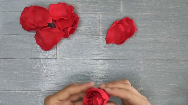 Роза из фоамирана на заколке