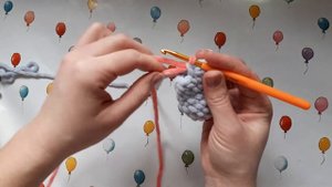 Зайка крючком из плюшевой пряжи. МК по вязанию зефирной игрушки (1часть)