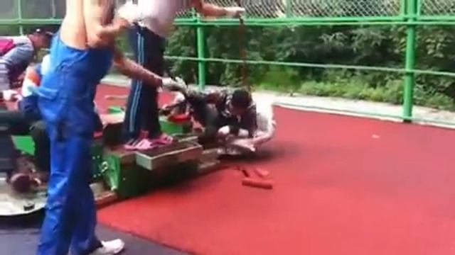 Укладка резинового покрытия укладчиком