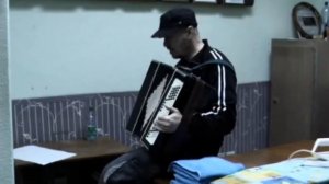 Алексей Белов играет на баяне (гитарист "Парк Горького" играет на баяне, 2010 год)