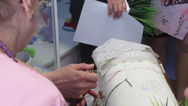 Демонстрирую процесс плетения на коклюшках. Съезд рукодельниц в лукояновском ДК Железнодорожников.