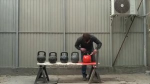 Красим гири.