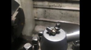 Перерезаю резьбу тавотницы.