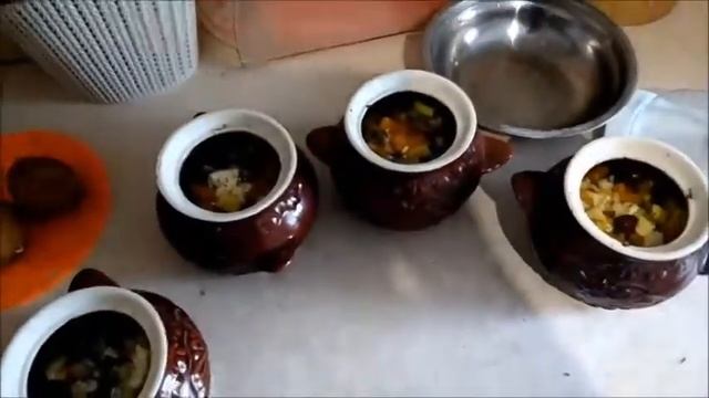 Тушёные овощи в горшочках.
