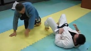 Выход на рычаг колена со стороны ног.