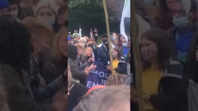На митинге экоактивистов в Глазго Грета Тунберг исполнила неприличную песню