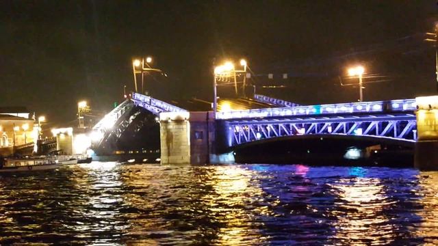 Развод мостов в ночном Санкт-Петербурге. смотреть онлайн
