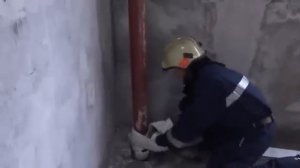Самоспасание с помощью рукава пожарного (по рукаву)