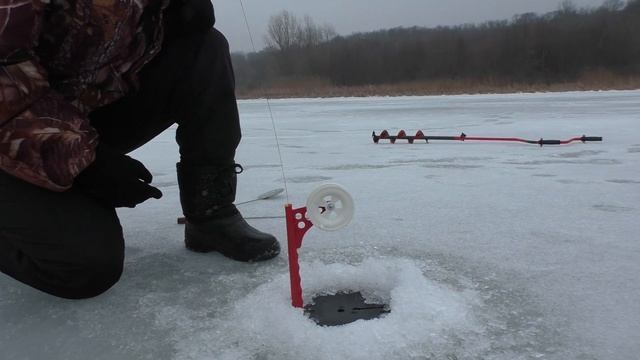 Рыбалка зимой на февральских " крокодилов " Ира учится ловить рыбу. My fishing смотреть онлайн