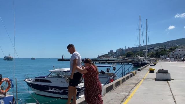 Толпы туристов на пляже в Ялте! Летний сезон в разгаре. Какие цены на пляжах Ялты в 2022 году смотреть онлайн