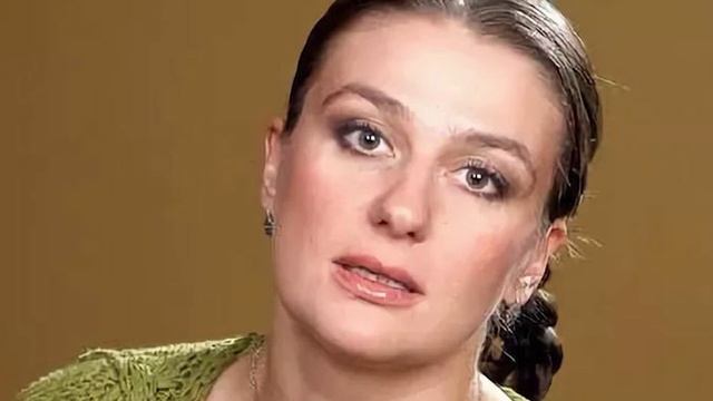 20 лет назад родила дочку от неизвестного мужчины. Как сегодня выглядит наследни