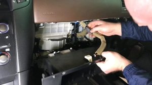 Замена фильтра салона Infiniti FX35 2009/Replace the cabin filter Infiniti FX35 2009