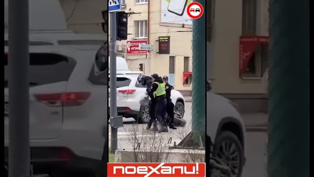 Полицейские пытались задержать мотоциклиста, но он вырвался и скрылся.