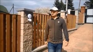 Забор из бессера с деревянным штакетом