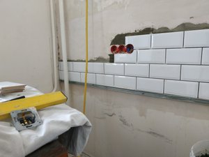 Отверстие в плитке под розетку . Простой способ.