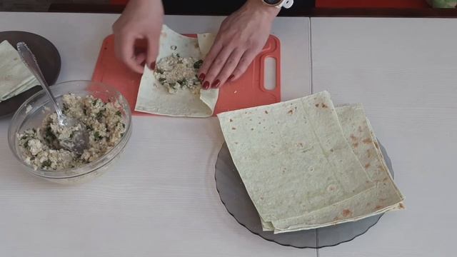 Рулеты из лаваша горячие с картофельным пюре и адыгейским сыром