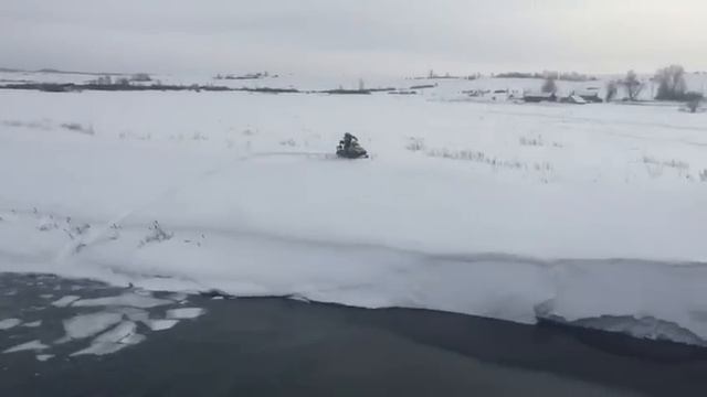 На снегоходе через реку. Почти получилось. смотреть онлайн