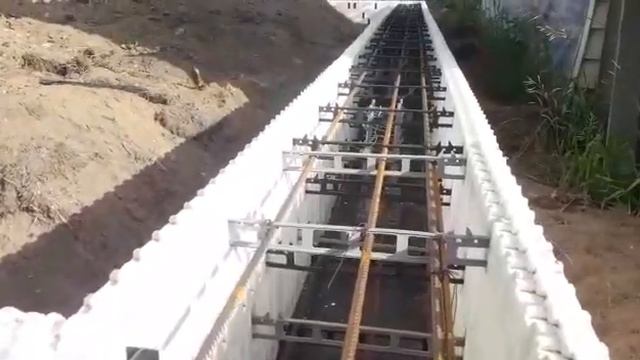 Подготовка несъемной опалубки Альфапор и каркаса к заливке фундамента 10 на 10 метров