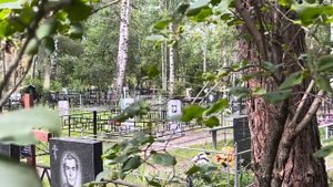 На могиле Игоря Аникеева — клавишник группы «Сектор газа»