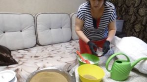 Из цемента большая амфора для цветника.