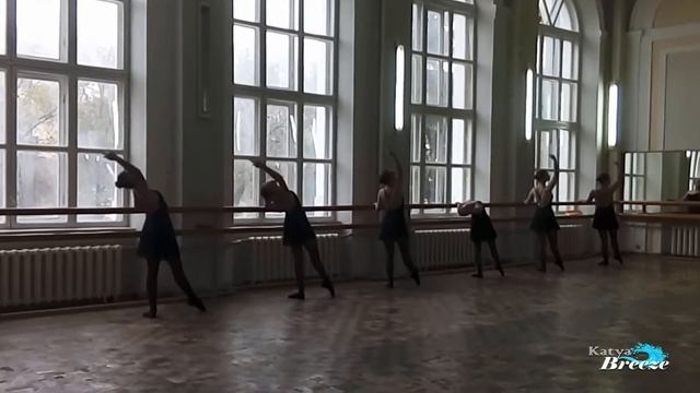 Урок классического танца - Rond de jambe par terre №2 (у станка) смотреть онлайн