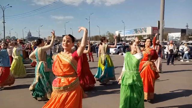 Харинама в Москве, в один из лучших дней года, день Акшая Тритья.23.04.23. Часть1/6 смотреть онлайн