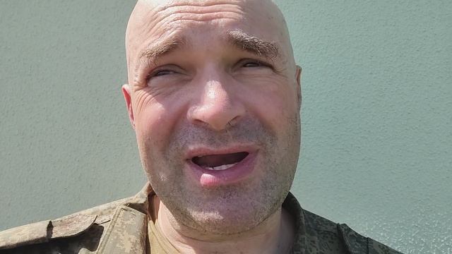 добровольцы едут за ленту...