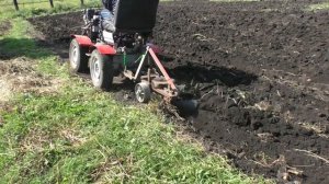 Самодельный минитрактор переломка. Вспашка огорода.