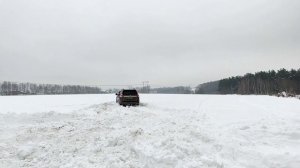 Toyota Prado 150 по глубокому снегу Mitsubishi Pajero 4 пришёл на помощь