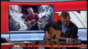 Chris Hadfield - Space Oddity (aka Major Tom) - Live at BBC