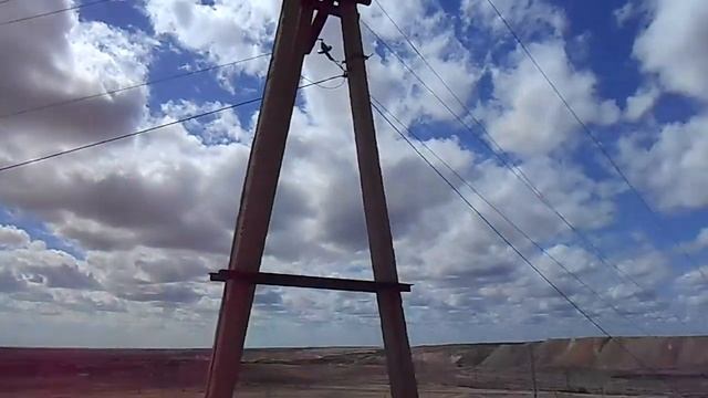 Под тремя столбами эпох развития электроснабжения рудника у водокачки Коунрада виды вообще ..! О
