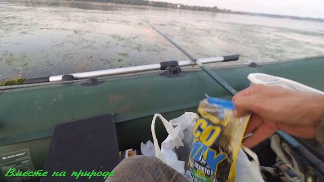 САЗАНЫ Прыгают  ВОКРУГ ЛОДКИ ! Рыбалка на Днепре .