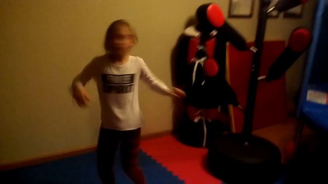 Арина тренируется дома смотреть онлайн