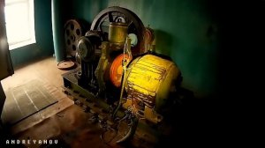 Старый лифт с двигателем АС-62 на лапах