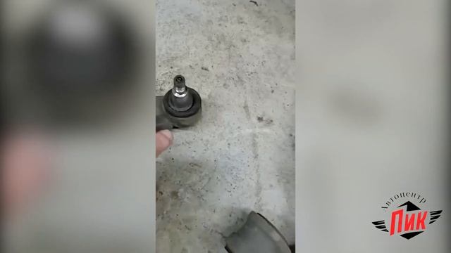 Замена передних нижних рычагов в связи с люфтом шаровых опор Volkswagen Touareg смотреть онлайн