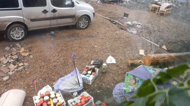 🙋♀️ Ради этого стоит переехать🚚🚙🚛 в деревню!!! Аделина играет на улице под дождем🌧 смотреть онлайн