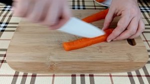 Салат с печенью и маринованным луком. Сметают первым со стола, сытно, аппетитно!