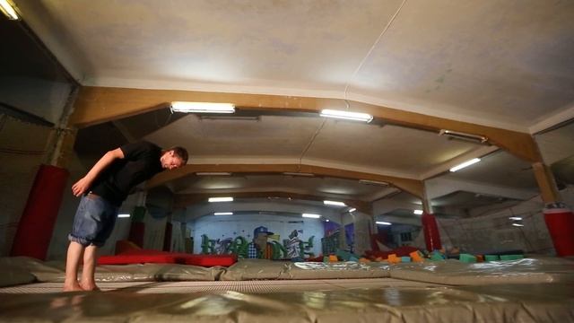 Неделя трюков, день 2. Прыжки на батуте на руках. смотреть онлайн