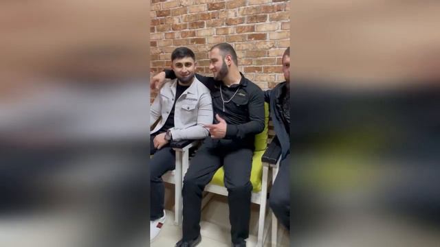 ХЬАСАН ВСТРЕТИЛСЯ С ЛЮБИМЫМ АРТИСТОМ смотреть онлайн