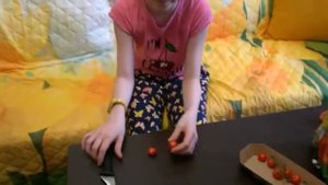 сажаем помидоры и клубнику