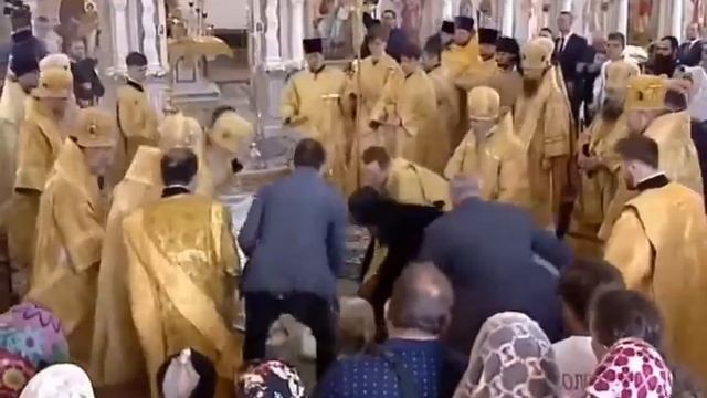 Агент ФСБ Гундяев по кличке "Патриарх Кирилл" навернулся во время освящения храма в Новороссийске смотреть онлайн