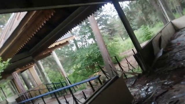 Заброшенный лагерь здание первое