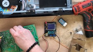 Домашний кинотеатр Philips работает около минуты и отключается.