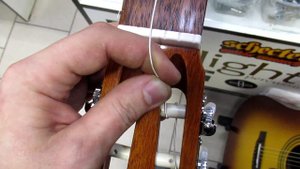 Как ПРАВИЛЬНО менять струны на КЛАССИКЕ? (так делают в магазине)