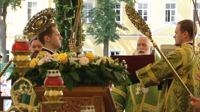 Молебен Преподобному Сергию Радонежскому на Соборной площади Троице Сергиевой Лавры . смотреть онлайн