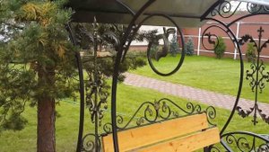 Красивая кованая скамейка с навесом. Первый вариант.